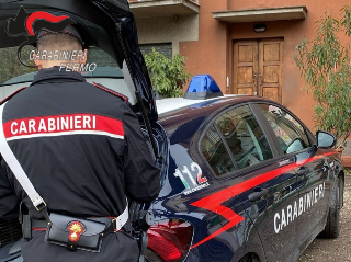 Giovane tunisino denunciato dai carabinieri di Monte San Pietrangeli, occultava droga e pistola scacciacani